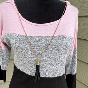 DISCREET women's size M, lightweight sweater, attached necklace .